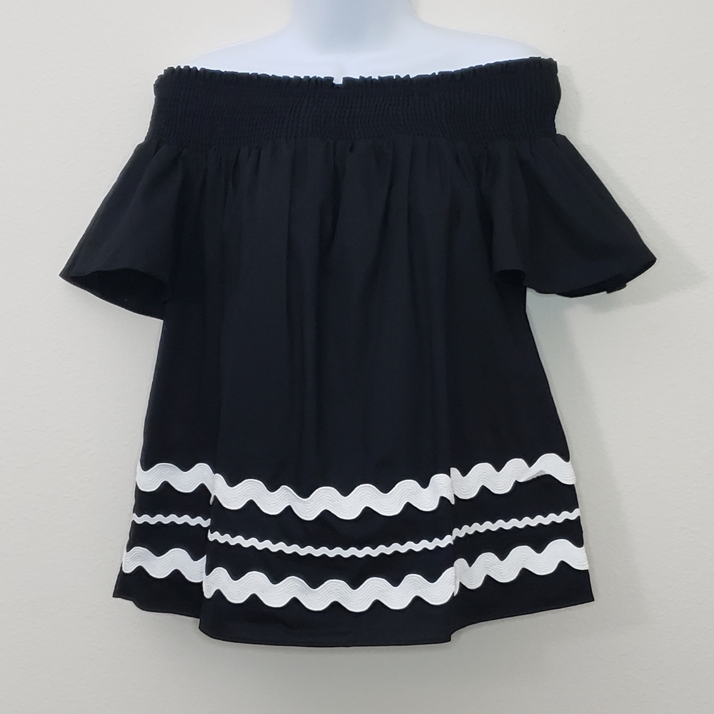 NWOT. Who what wear Off shoulder women top Small